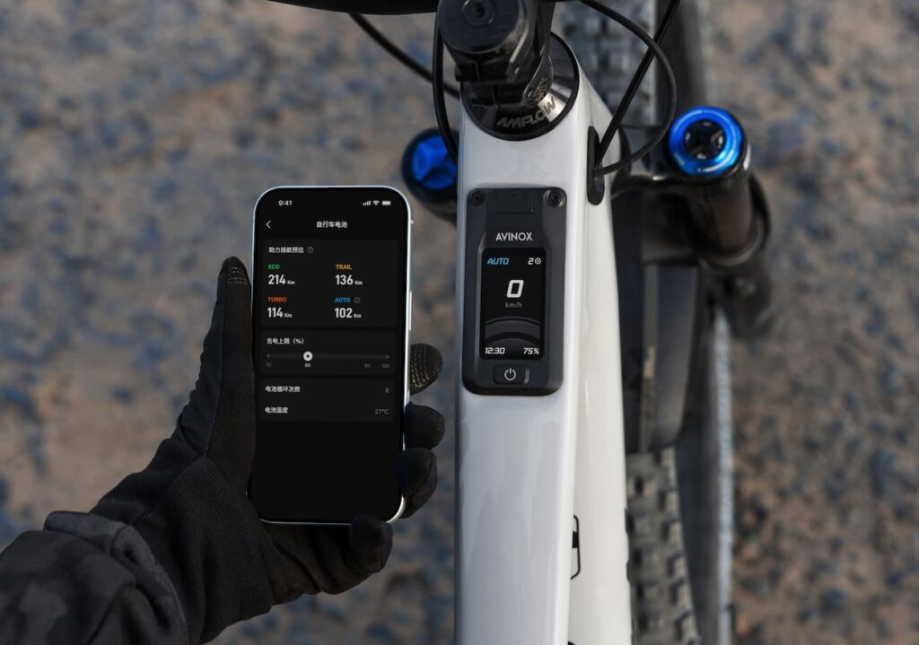 Amflow sähkömaastopyörän Avinox moottorin käyttäytymistä voit ohjata mobiiliaplikaatiolla.