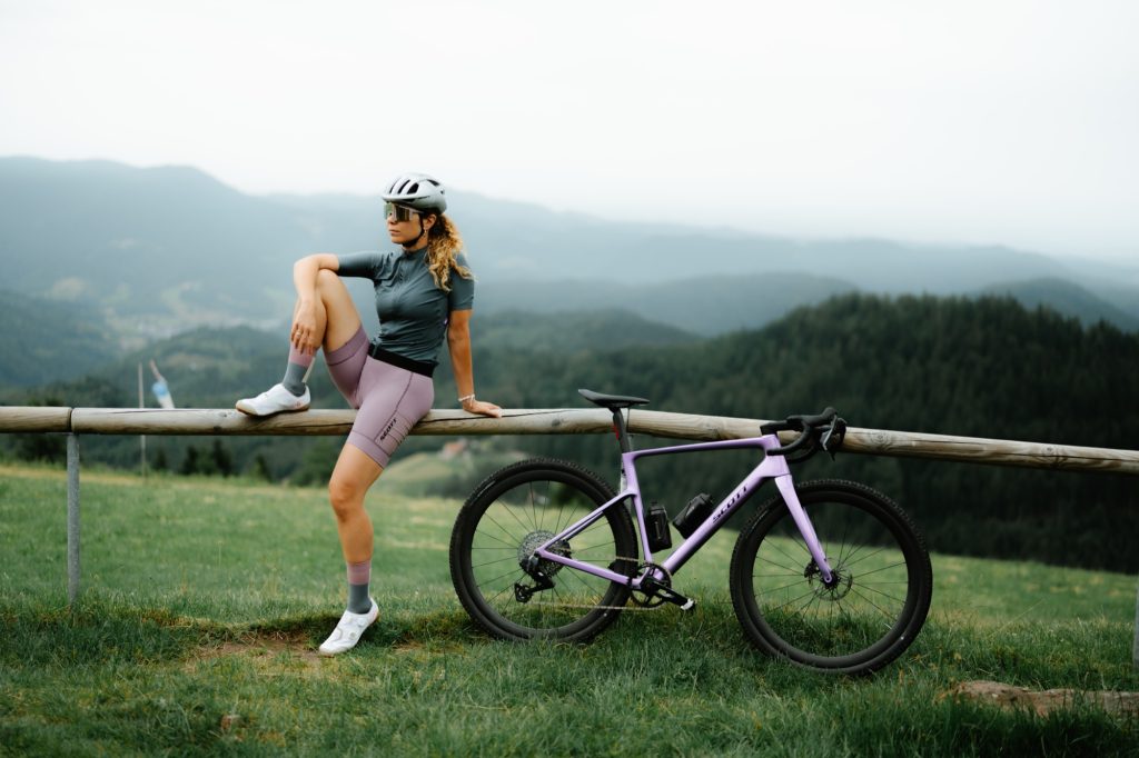 SCOTT Addict Gravel 2027 vuoristomaisemassa